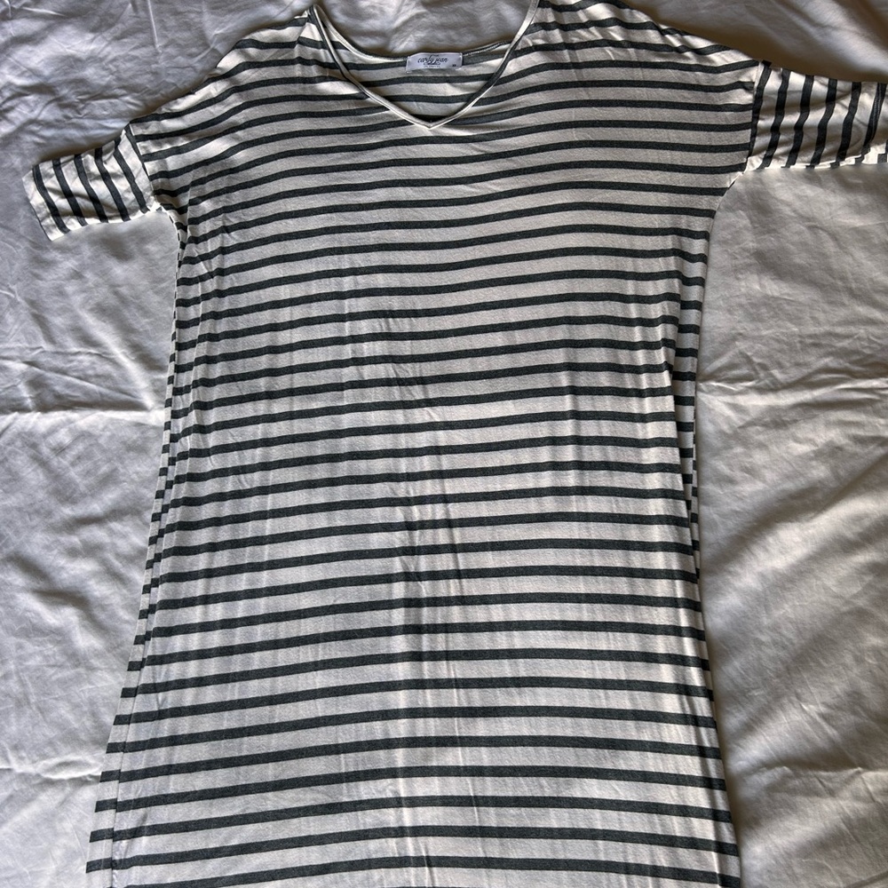 Carly Jean size extra small gray and white striped tee shirt dress